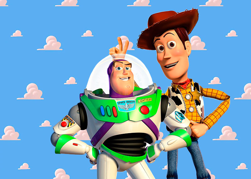 Woody y Buzz Lightyear, personajes de película Toy Story, posando uno junto al otro.