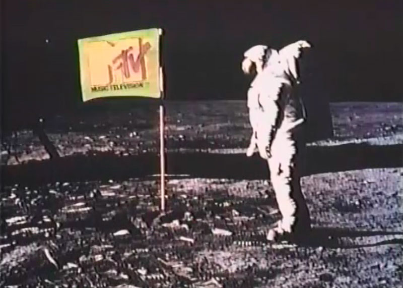 Astronauta alunizando junto a la bandera de MTV.