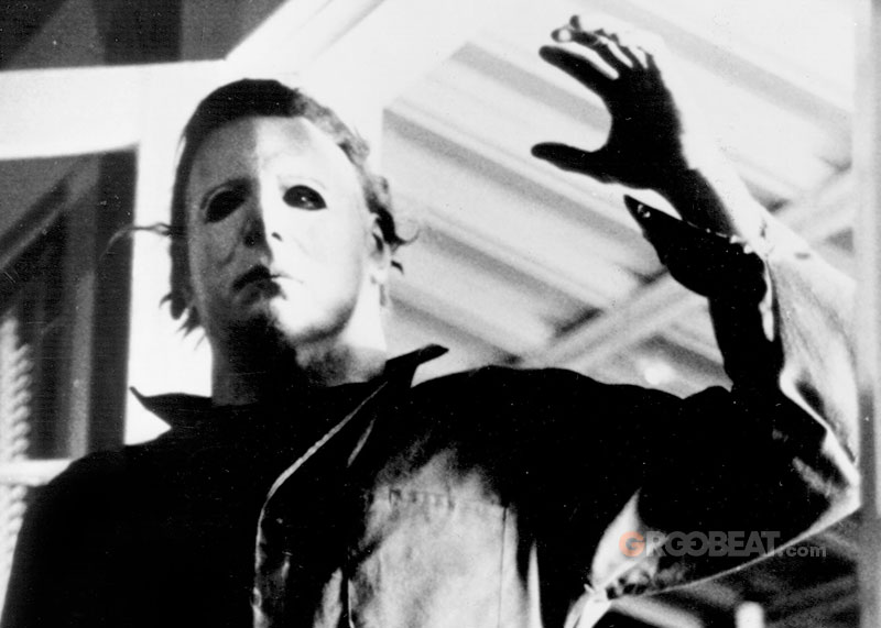 Michael Myers levantando la mano izquierda.
