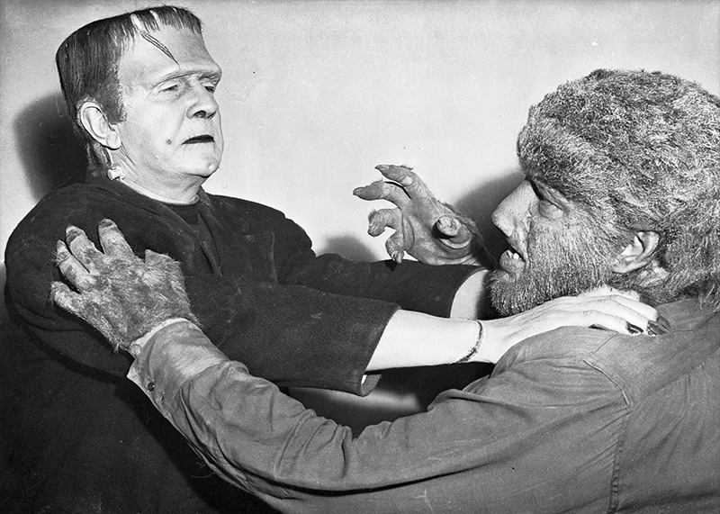 El monstruo Frankenstein enfrentando al Hombre Lobo.