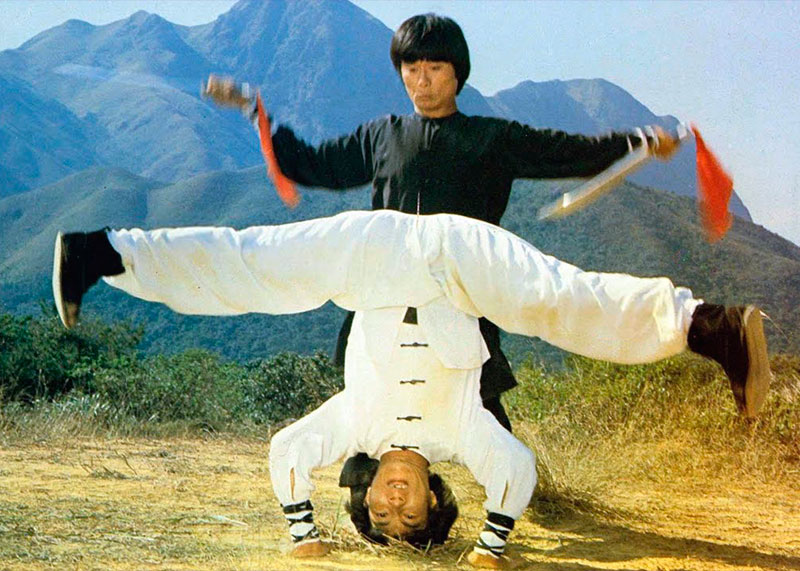 Un experto en Kung Fu frente a un maestro de Yoga.