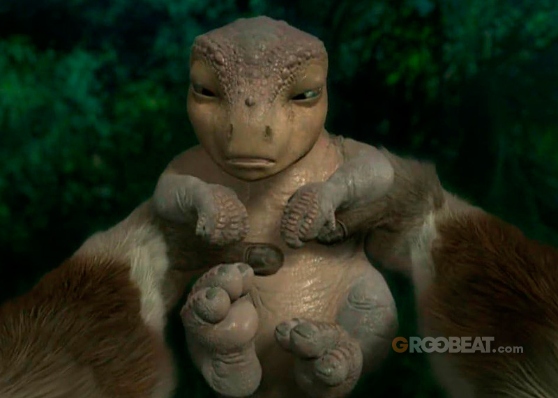 Aladar de bebé en los brazos de un Lémur.