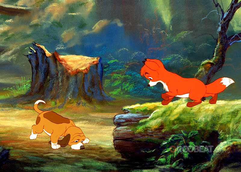 Toby y Tod explorando juntos el bosque.