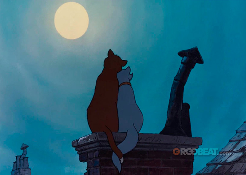 Duquesa y Thomas sentados en un tejado observando la luna.