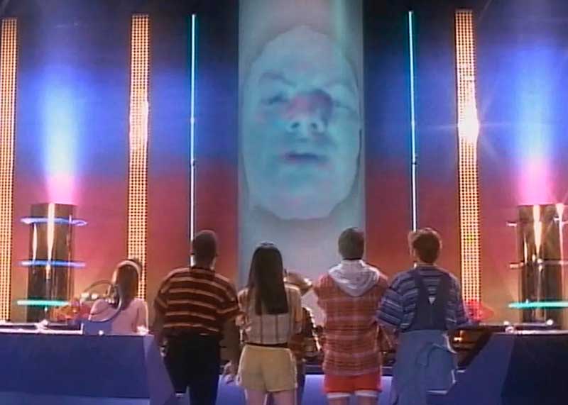Zordon hablando con los jóvenes Power Rangers en compañía de Alpha 5.