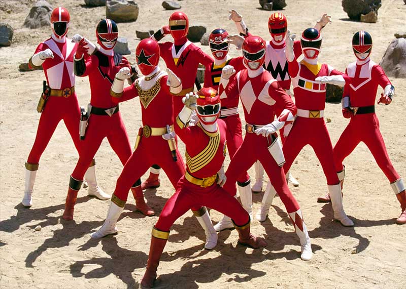 10 Rangers Rojos de distintas generaciones.