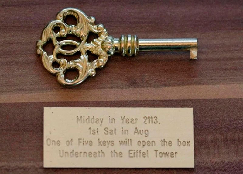 Woody y Buzz Lightyear, personajes de película Toy Story, posando uno junto al otro.