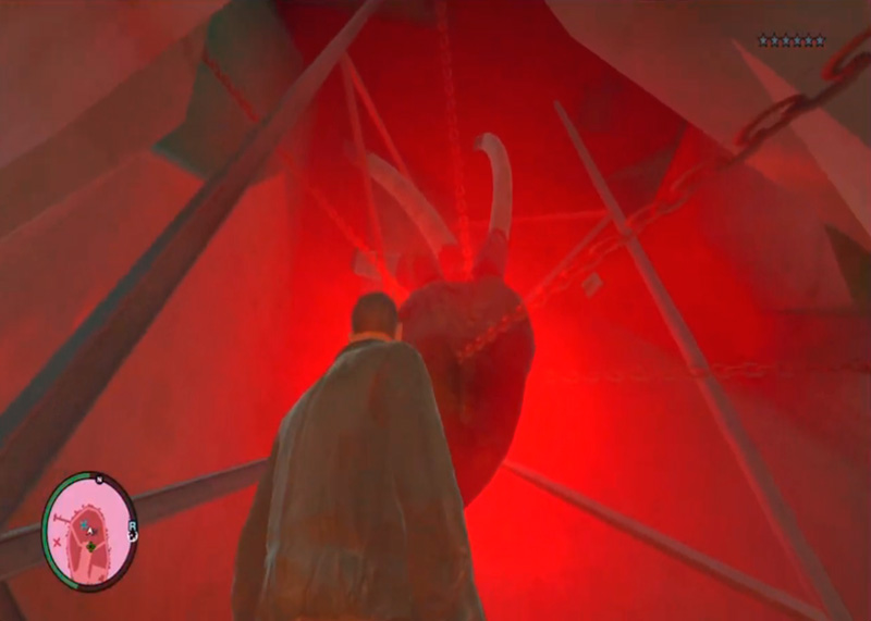 Pantalla de GTA IV (2008) mostrando la Statue of Happiness con el corazón palpitante en su interior.