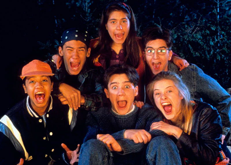 Un grupo de jovenes gritando de terror.