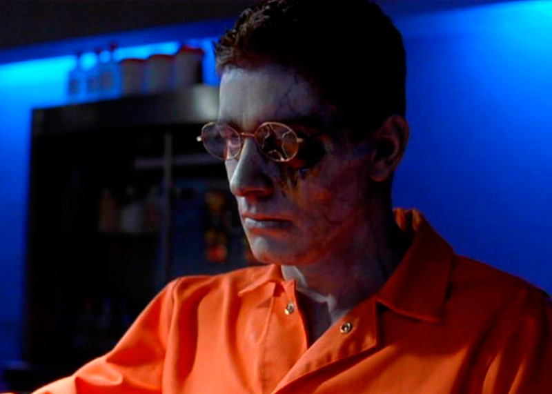 Hombre con la mirada perdida, desorientado, con aspecto de muerto viviente.