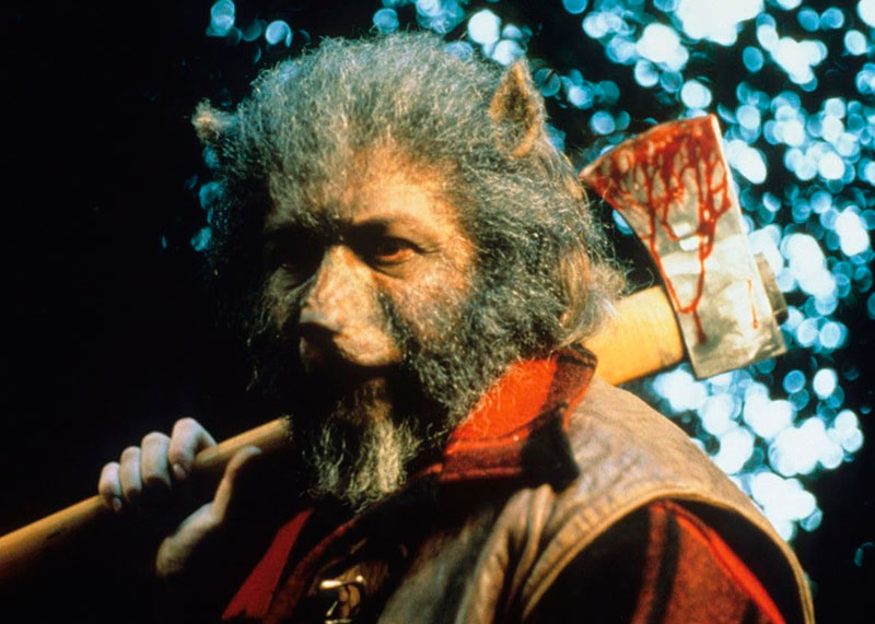 Hombre lobo con un hacha ensangrentada en sus manos.