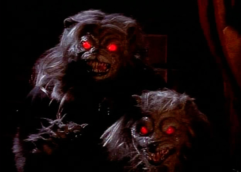 Dos criaturas tenebrosas se ocultan en la oscuridad.