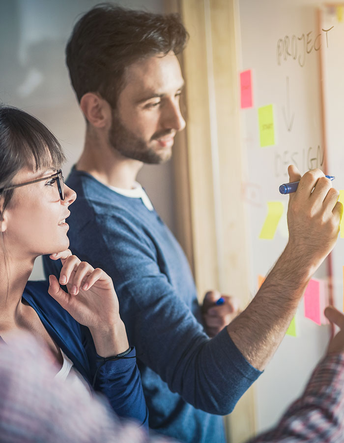 Compañeros de trabajo participando en una sesión de brainstorming.