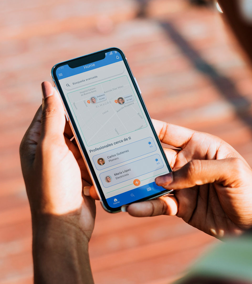 Persona sosteniendo un smartphone y utilizando la aplicación.